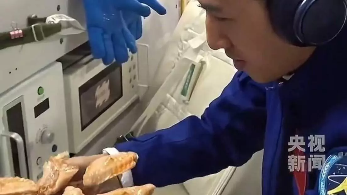 Los astronautas utilizaron un horno especialmente diseñado para asar pollo, filetes de res y otros alimentos.