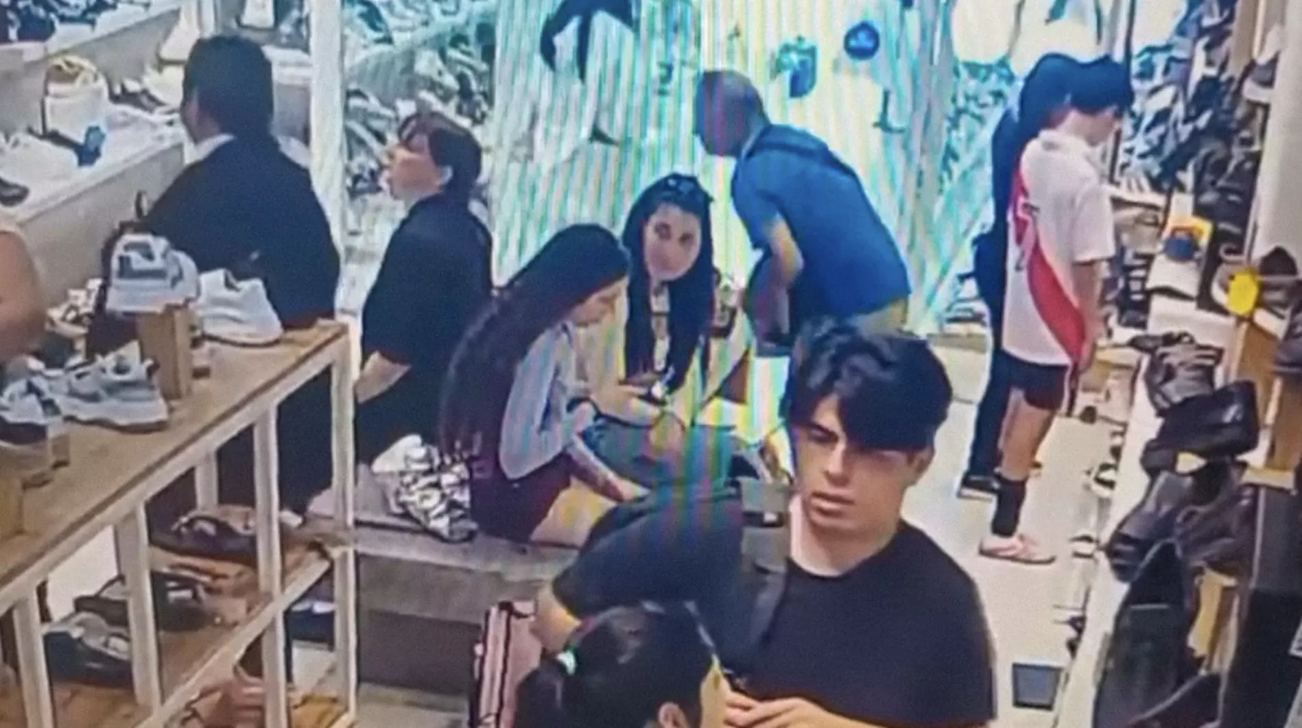 En la grabación, registrada por una cámara de seguridad, se observa cómo el malhechor aprovecha que la susodicha está eligiendo calzado.