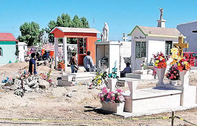 Encapsulan en frascos con alcohol, sal y chile, las fotografías de familias completas, por lo que los trabajadores los queman