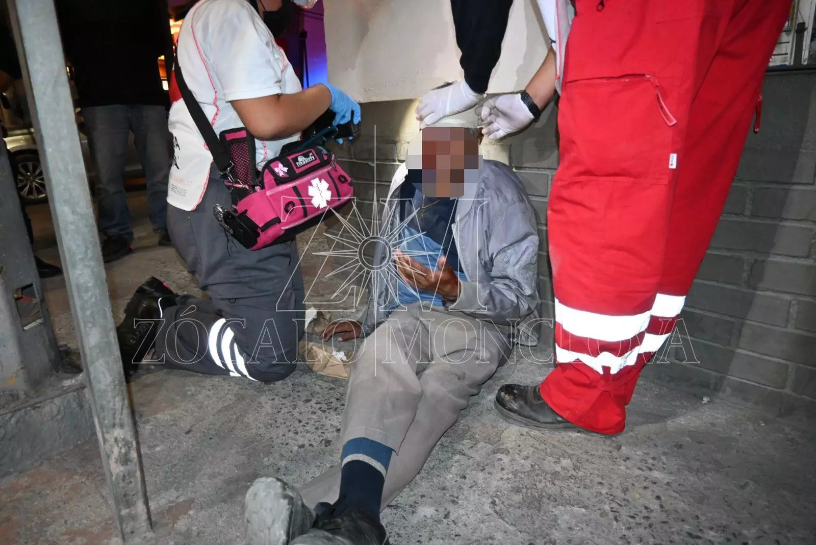 Paramédicos de la Cruz Roja Mexicana acudieron al sitio y, tras brindarle los primeros auxilios, lo colocaron en una camilla y lo trasladaron al Hosp