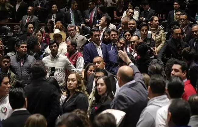 Con 355 votos a favor y 132 en contra de la Oposición, la mayoría aprobó reducirle a organismos y poderes autónomos