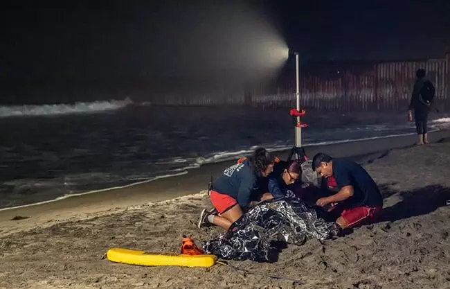 Los rescatistas realizaron maniobras especializadas ante el riesgo de impacto de olas a causa de la marea alta