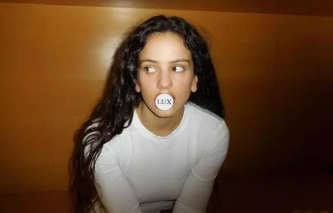 'Lux' cuenta con 18 canciones estructuradas en cuatro movimientos, en las cuales se utilizan más de una decena de idiomas diferentes