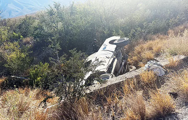 Cuatro personas resultaron lesionadas, entre ellos, uno de gravedad, luego de que la camioneta en la que viajaban volcó y cayó a un arroyo.