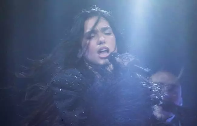 El show formó parte del Radical Optimism Tour, con el que la artista promociona su tercer álbum de estudio