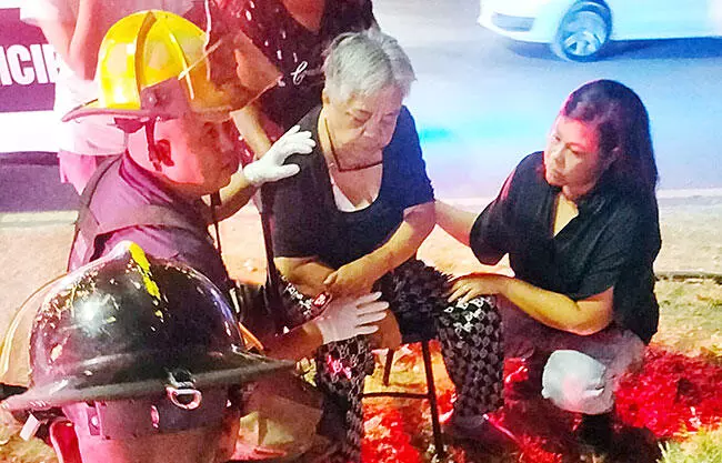 La afectada resultó con una posible fractura en el brazo derecho