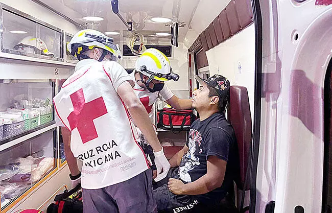 El fuerte accidente vial, dejó como saldo tres personas lesionadas y un automóvil inservible