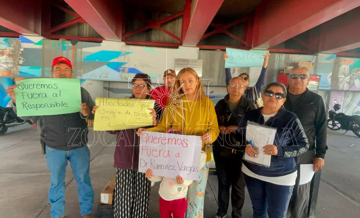 Familiares de personas afectadas por cirugías de cataratas realizadas en la Clínica 7 del Instituto Mexicano del Seguro Social se manifestaron este 