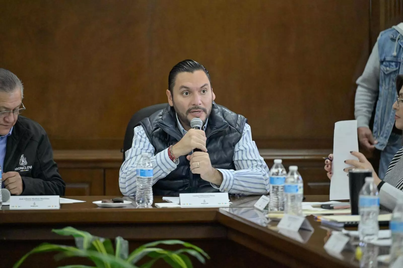 La capacidad de las dos naves que se encuentran listas para operar, dijo, es de más de 5 mil metros cuadrados, suficientes para cubrir el requerimien