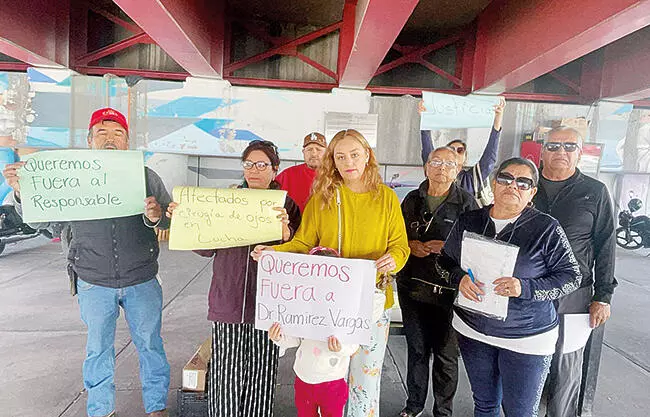 Familiares y pacientes afectados por una campaña de cirugía de cataratas realizada en la Clínica 7 del IMSS, se manifestó la mañana de ayer.