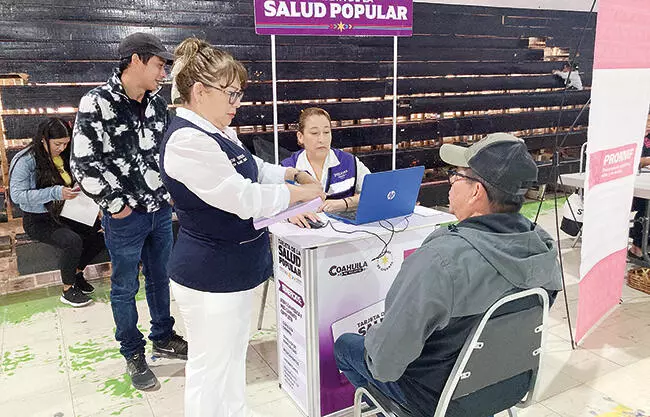 Se han entregado más de 13 mil tarjetas de Salud Popular a personas adultas mayores y grupos vulnerables sin seguridad social.