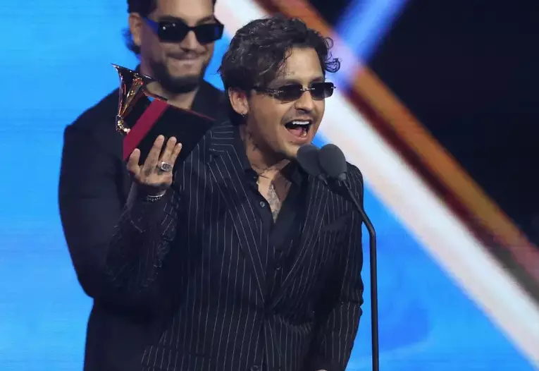 Christian Nodal ganó Mejor Álbum Ranchero/Mariachi en los Latin Grammy 2025 y generó polémica al no mencionar a Ángela Aguilar en su discurso.