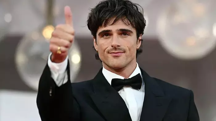 El actor australiano confesó que, tras filmar El stand de los besos, agotó sus ahorros en Los Ángeles y fue forzado a dormir en su auto apilado con