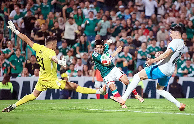 En medio de abucheos y gritos pidiendo la salida de Javier Aguirre, México ligó su quinto partido sin ganar, al empatar sin goles anoche ante Urugua