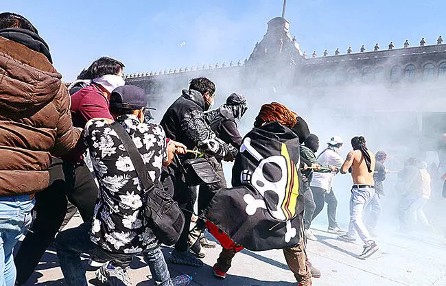 Desestima la Presidenta el movimiento, alegando que está motivado y apoyado por la oposición