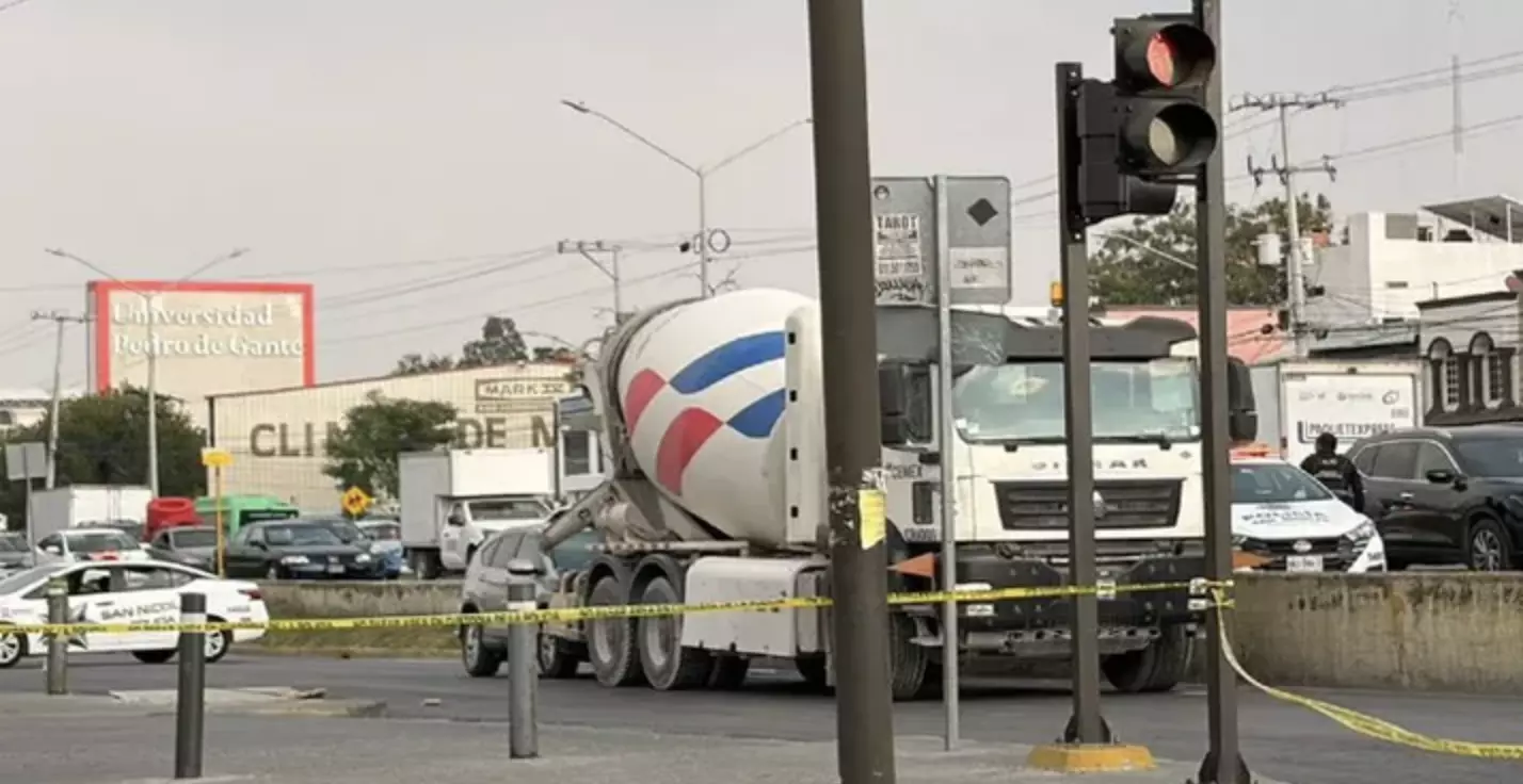 Al llegar a la altura de la avenida Los Árboles fue sorprendido por dos hombres que se desplazaban en una motocicleta negra.