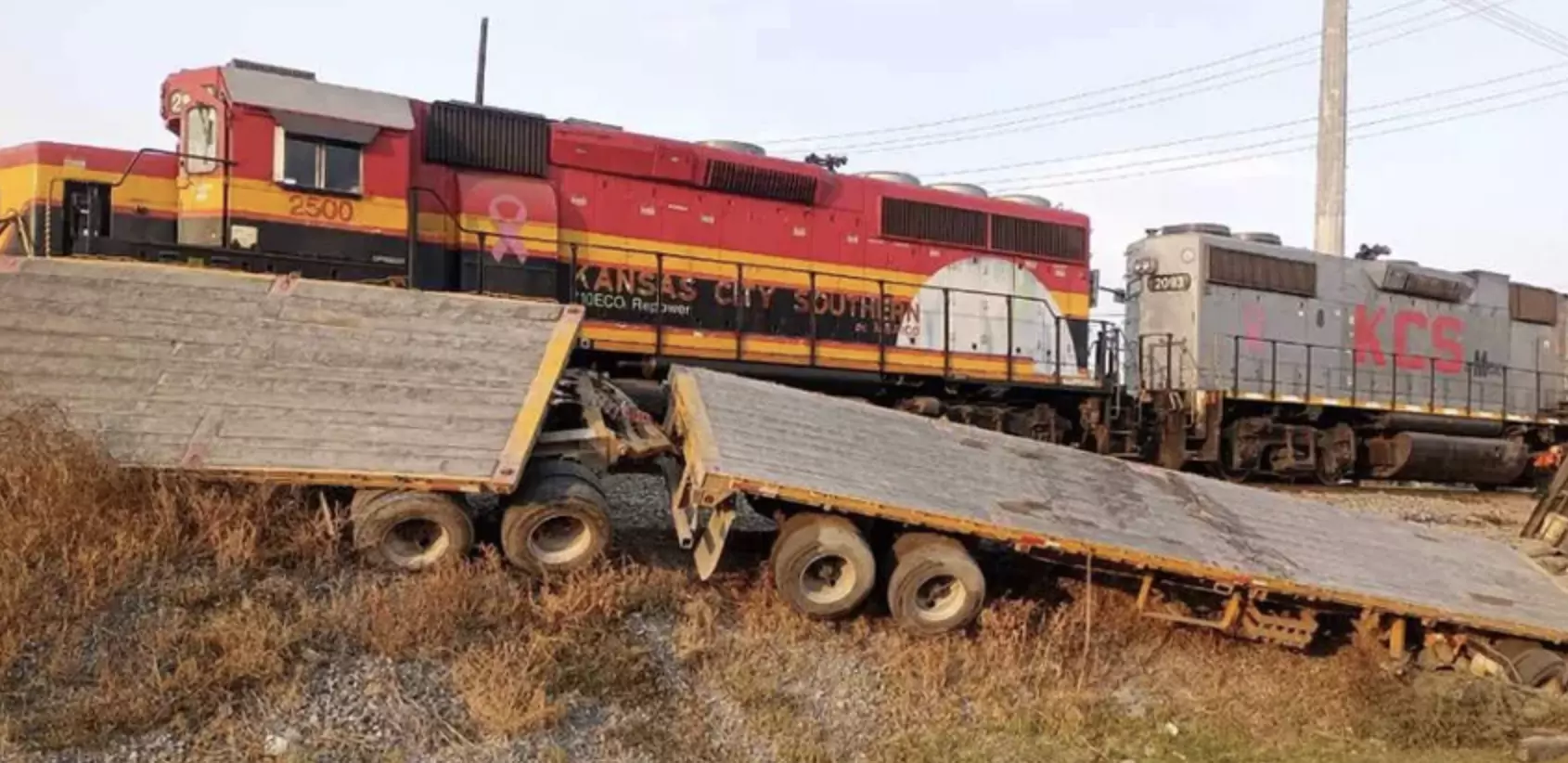 Tráiler intenta ganarle el paso al tren y es impactado en Apodaca ...