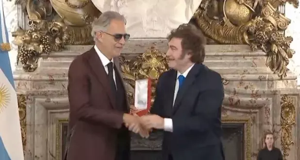 A pesar de señalar que tenía “la voz destruida” luego de ofrecer dos conciertos, el tenor interpretó en el piano el famoso tango Por una cabez