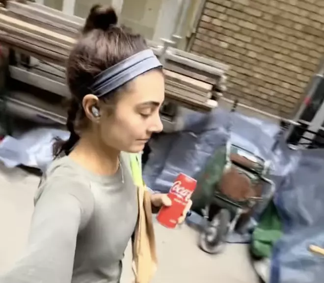 En las imágenes se la ve abrir un total de siete puertas, algunas de ellas pesadas o con sistemas de seguridad poco prácticos. 