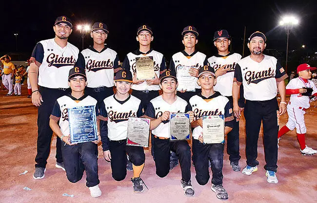 Dentro de la ceremonia inaugural, la Liga de Beisbol Infantil Juvenil Ribereña hizo entrega de los trofeos
