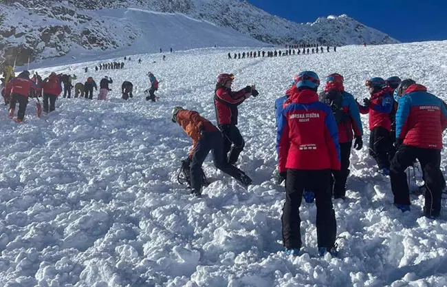 VIDEO: Rescatan esquiadores atrapados en la nieve tras una avalancha en ...