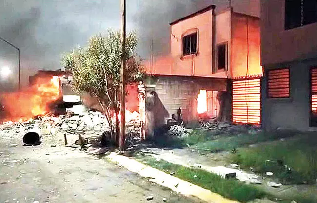 Dos personas sin vida y al menos cuatro lesionadas es el saldo de una explosión en una casa de Pesquería, en la Colonia Los Olmos, en los límites c