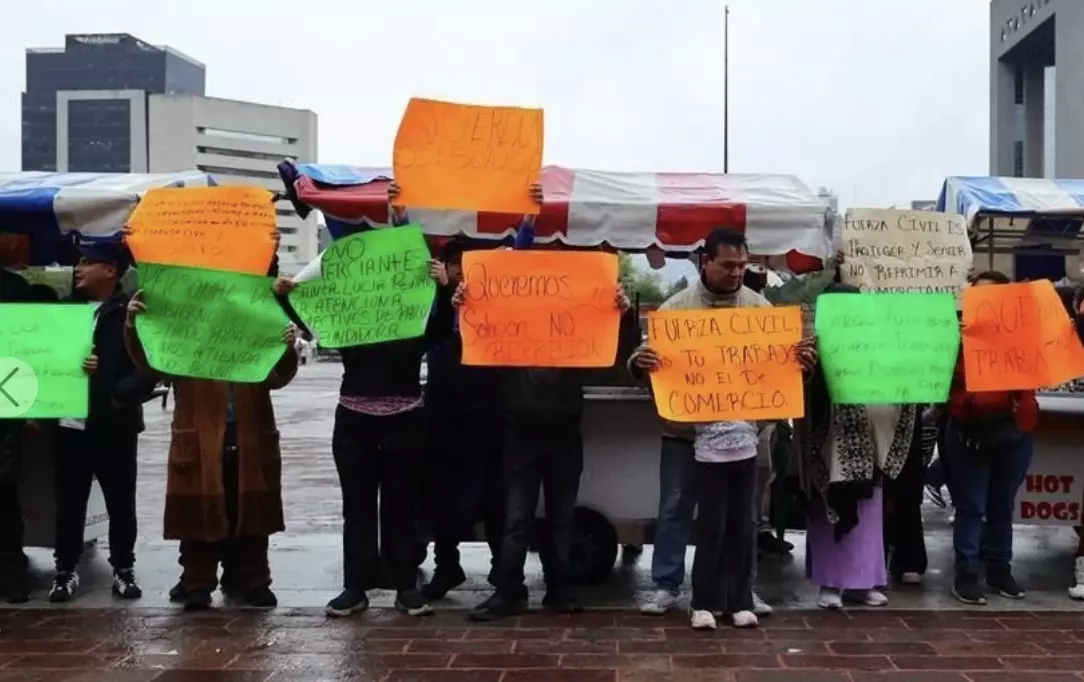 Los manifestantes piden que se les siga permitiendo trabajar en distintos puntos de la Macroplaza y el centro de la ciudad.