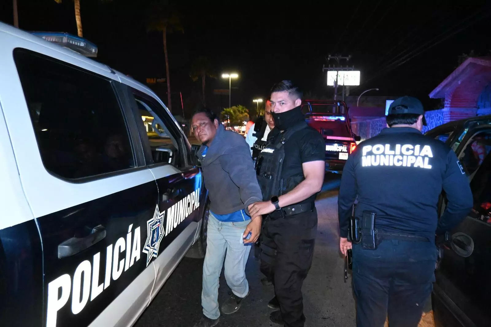 Según reportaron los oficiales, al llegar al cruce mencionado el conductor realizó una maniobra errática y estuvo a punto de impactarse contra la p