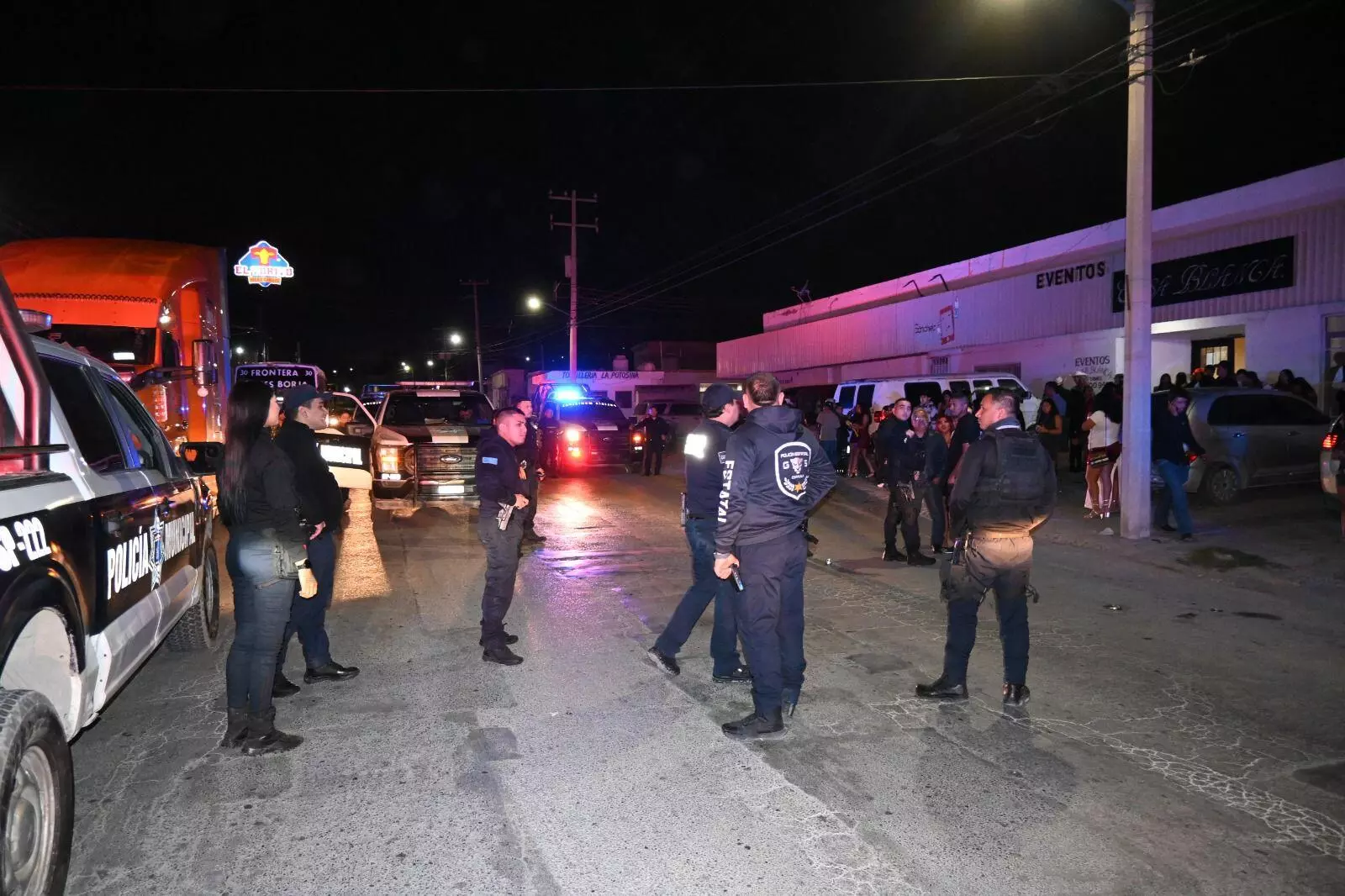 Ante la magnitud del disturbio, se solicitó apoyo a Seguridad Pública, arribando múltiples unidades para contener la situación. 