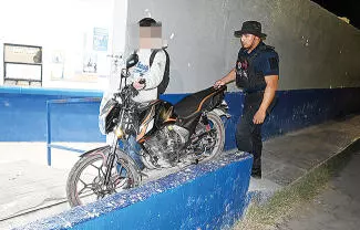 Un jovencito de 15 años, identificado como Elian “N”., fue arrestado la madrugada de ayer por elementos de la Policía Municipal.