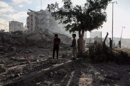 El Ejército israelí bombardeó la Franja de Gaza tras informar que los 3 cuerpos recibidos el viernes no corresponden a los de ningún rehén