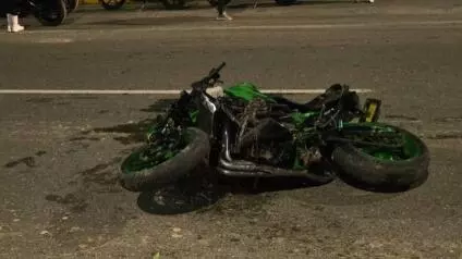 El joven transitaba en medio de ambos carriles