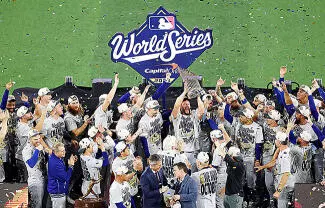 Viniendo de atrás con un jonrón de Will Smith la onceava entrada y una joya de relevo de Yasunori Yamamoto, la novena angelina se proclamó bicampeonato de Grandes Ligas