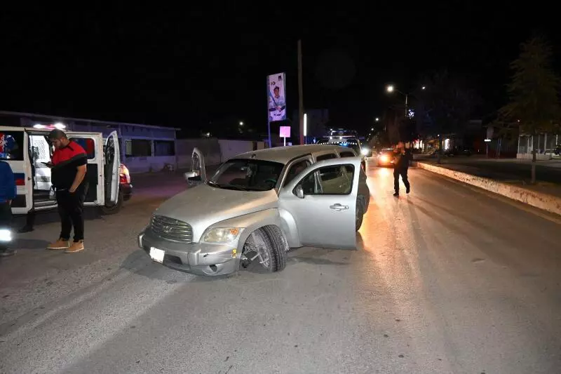 Testigos alertaron a los cuerpos de emergencia, y al lugar acudieron paramédicos del Grupo de Urgencias Médicas Coahuila (GUMC).
