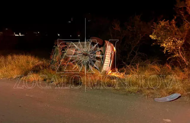De acuerdo con el reporte, una camioneta Ford Escape color gris terminó fuera de la carpeta asfáltica tras sufrir una falla mecánica que provocó que su conductor perdiera el control de la unidad.