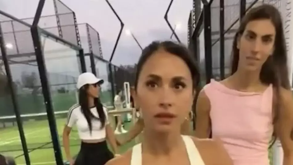 Ignorando por completo que se trataba de la mujer del campeón del mundo y capitán de la selección de Argentina de fútbol, lanzó cumplidos a su reloj.