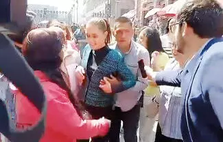 Sin que ningún integrante de la Ayudantía Presidencial interviniera a tiempo, la Presidenta Claudia Sheinbaum sufrió el acoso de un hombre cuando caminaba por la calle de Argentina.