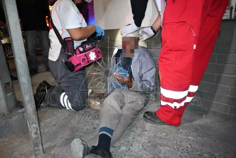 Paramédicos de la Cruz Roja Mexicana acudieron al sitio y, tras brindarle los primeros auxilios, lo colocaron en una camilla y lo trasladaron al Hospital General de Zona número 7 del IMSS para recibir atención médica.