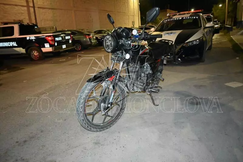 La motocicleta en la que se desplazaba fue remolcada por la autoridad, mientras que el joven fue trasladado a la Comandancia Municipal, donde posteriormente quedó a disposición del Ministerio Público.