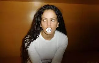 'Lux' cuenta con 18 canciones estructuradas en cuatro movimientos, en las cuales se utilizan más de una decena de idiomas diferentes