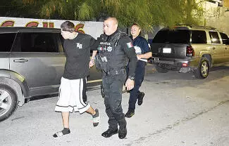 Un joven identificado como Gael Estrada, de 19 años de edad y vecino de la colonia Del Río, fue detenido por elementos de la Policía Municipal.