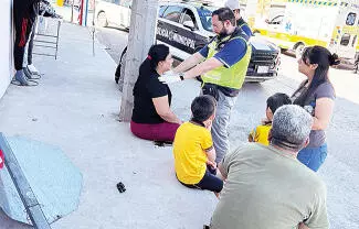 Tres personas, entre ellas dos menores de edad, resultaron lesionadas tras un fuerte accidente vial.