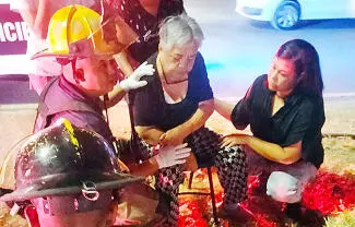 La afectada resultó con una posible fractura en el brazo derecho