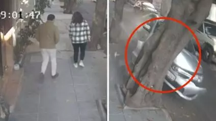 La pareja casi es arrollada por un automóvil que pasaba justo por la zona, por lo que vecinos mostraron su molestia en contra del conductor