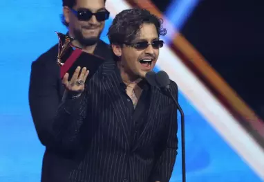 Christian Nodal ganó Mejor Álbum Ranchero/Mariachi en los Latin Grammy 2025 y generó polémica al no mencionar a Ángela Aguilar en su discurso.