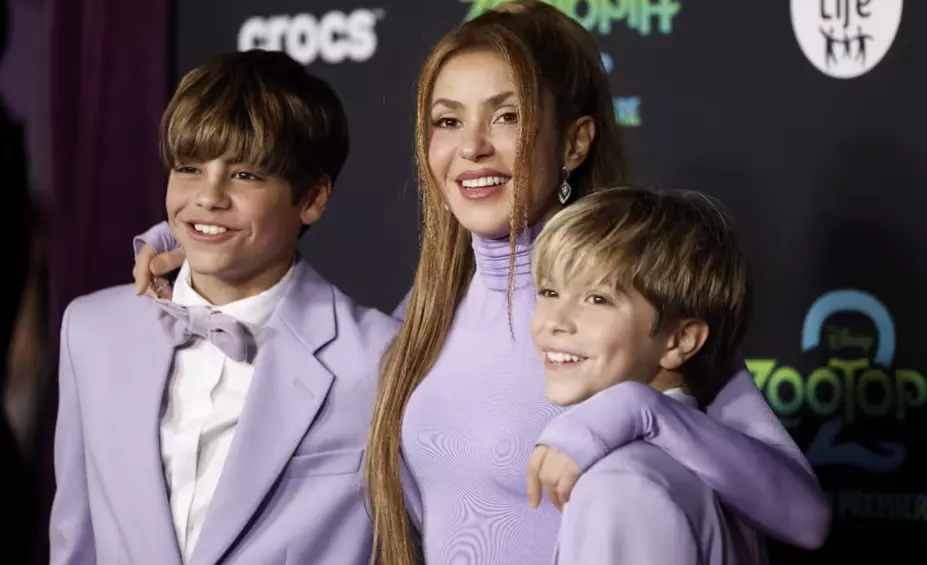 La cantante y sus hijos lucieron sonrientes en la alfombra roja de la cinta