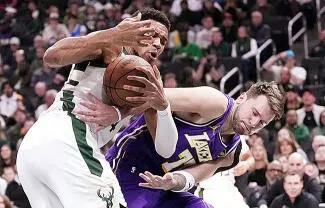 Los Angeles Lakers vencieron a los Milwaukee Bucks 119-95 el sábado por la noche