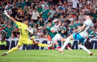En medio de abucheos y gritos pidiendo la salida de Javier Aguirre, México ligó su quinto partido sin ganar, al empatar sin goles anoche ante Urugua