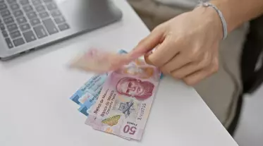 Especialistas anticipan un aumento de 11 o 12 por ciento al salario mínimo para 2026, pero sindicatos presionan por un alza del 20 por ciento.