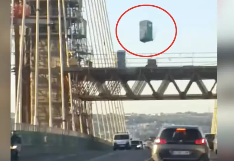 El objeto cayó en medio de la carretera y ha interrumpido el tráfico, aunque no ha habido heridos ni otros daños materiales 